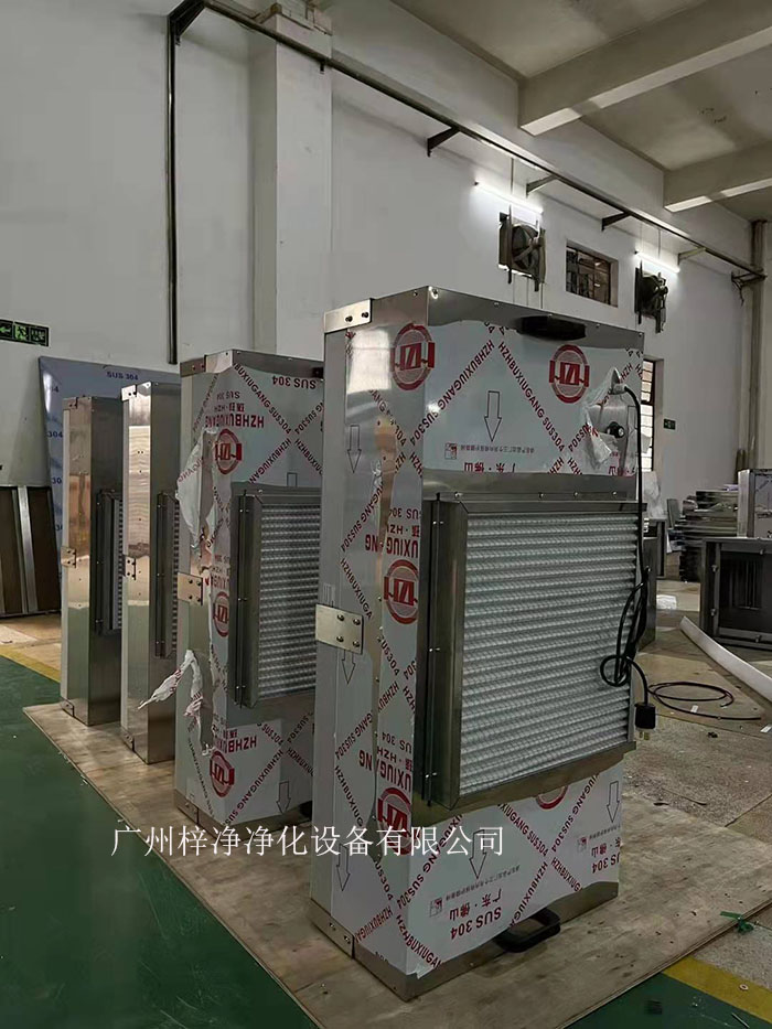 潔凈棚風(fēng)機(jī)從FFU的頂部將空氣吸入，經(jīng)過(guò)初效過(guò)濾器，高效過(guò)濾器的過(guò)濾，過(guò)濾后的潔凈空氣以0.45m/s±20%的風(fēng)速在整個(gè)出風(fēng)面勻速送出到棚內(nèi)。
